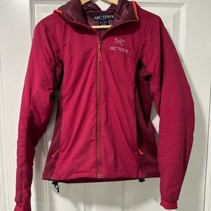 ARCTERYX Women’s dark pink  Atom Hoody Zip Up Jacket